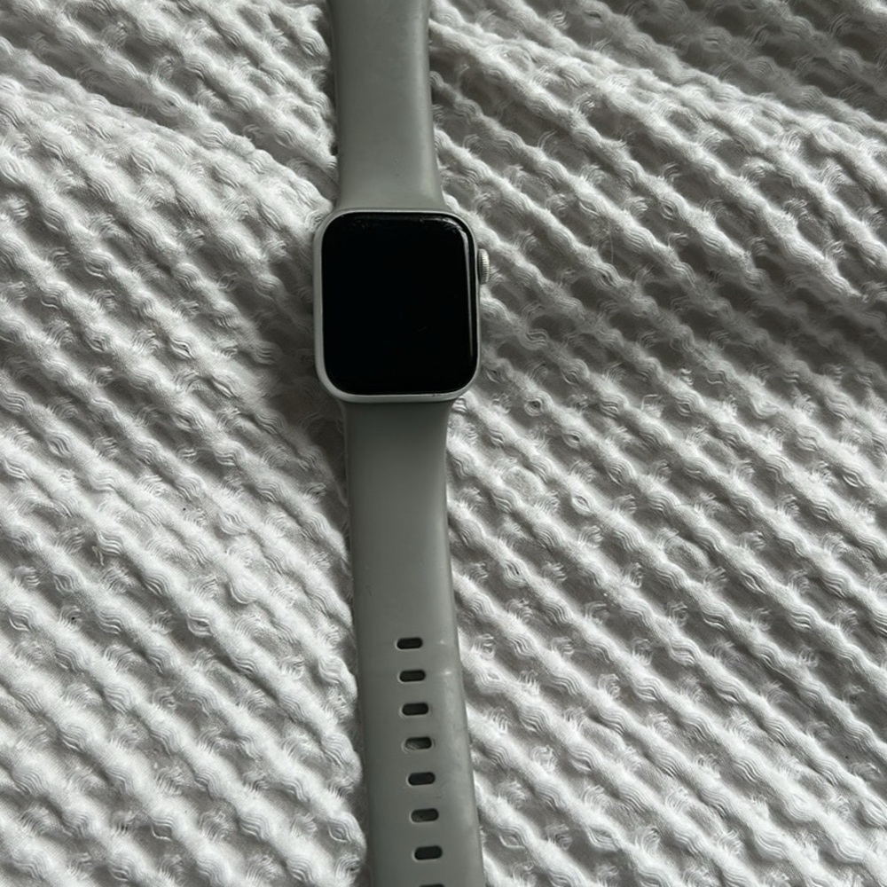 Apple Watch SE 40mm (charging cord included)